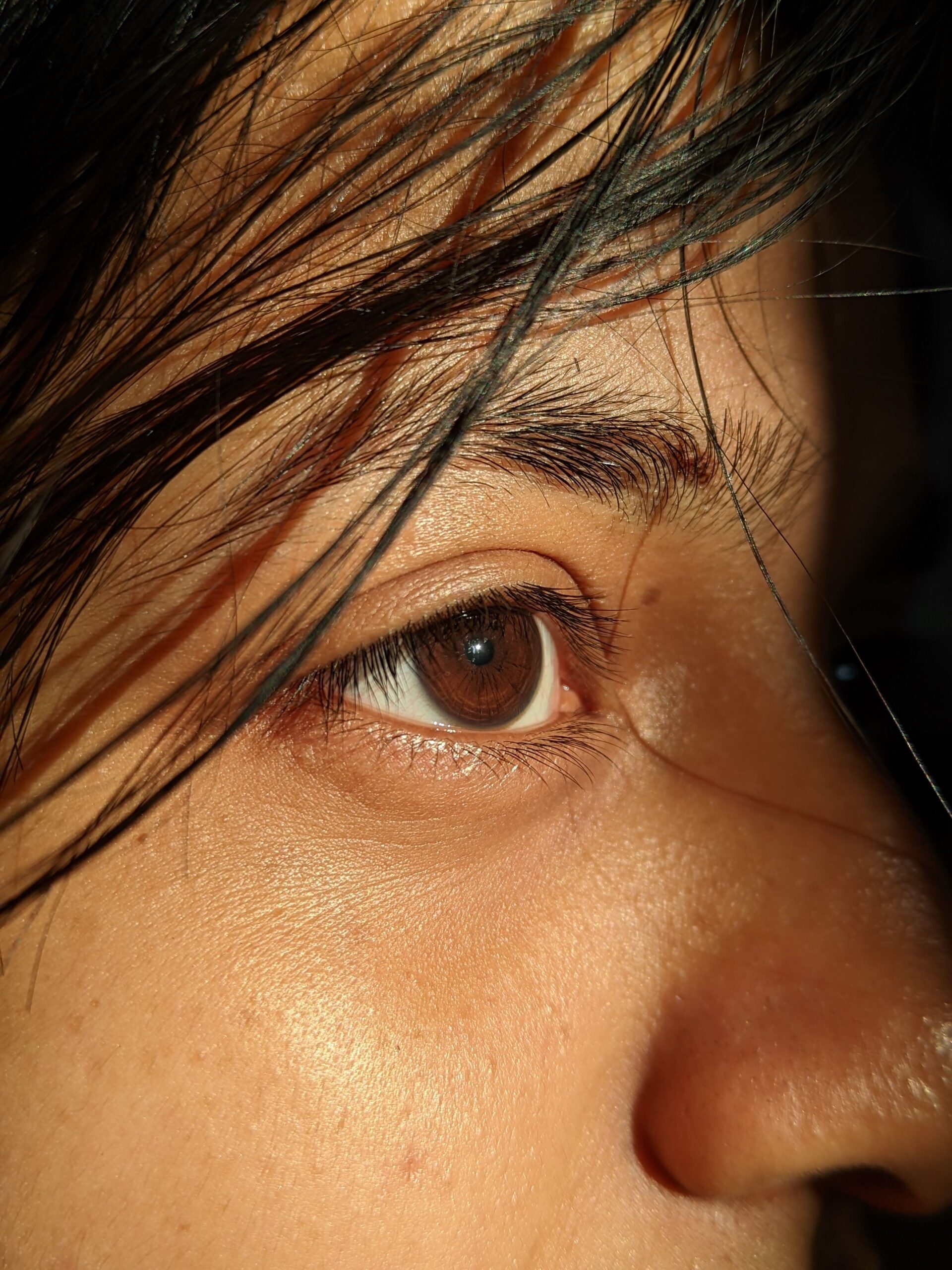 Gros plan sur la peau du visage, diagnostic en institut