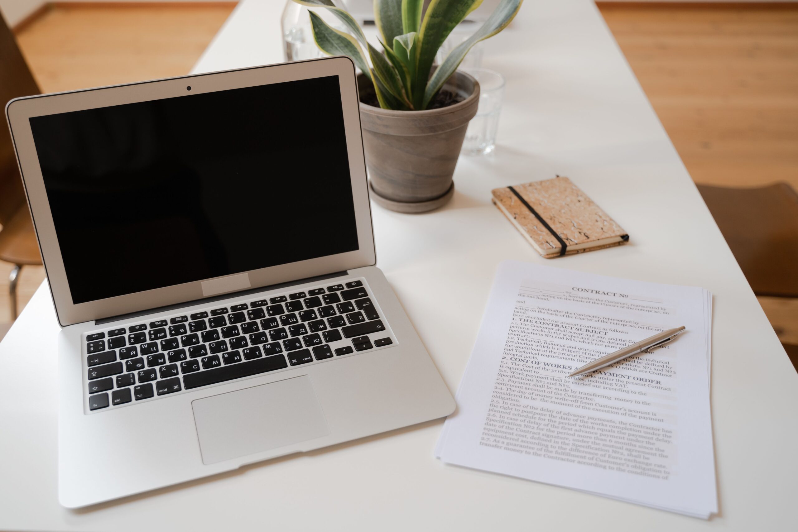 Bureau avec ordinateur et documents, création d'entreprise