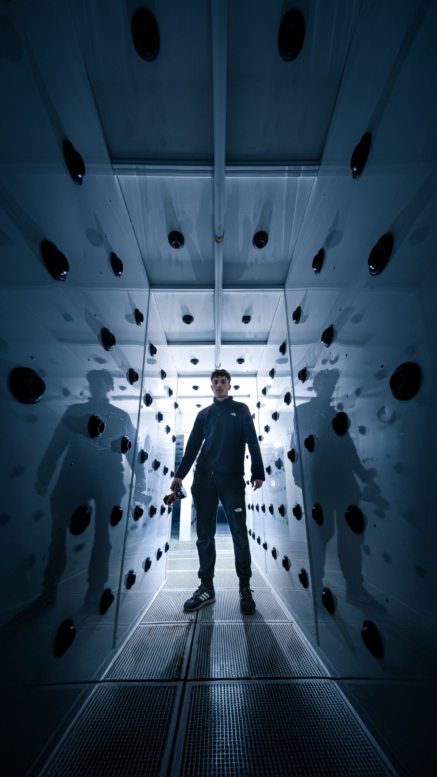 Personne dans une cabine de cryothérapie corps entier