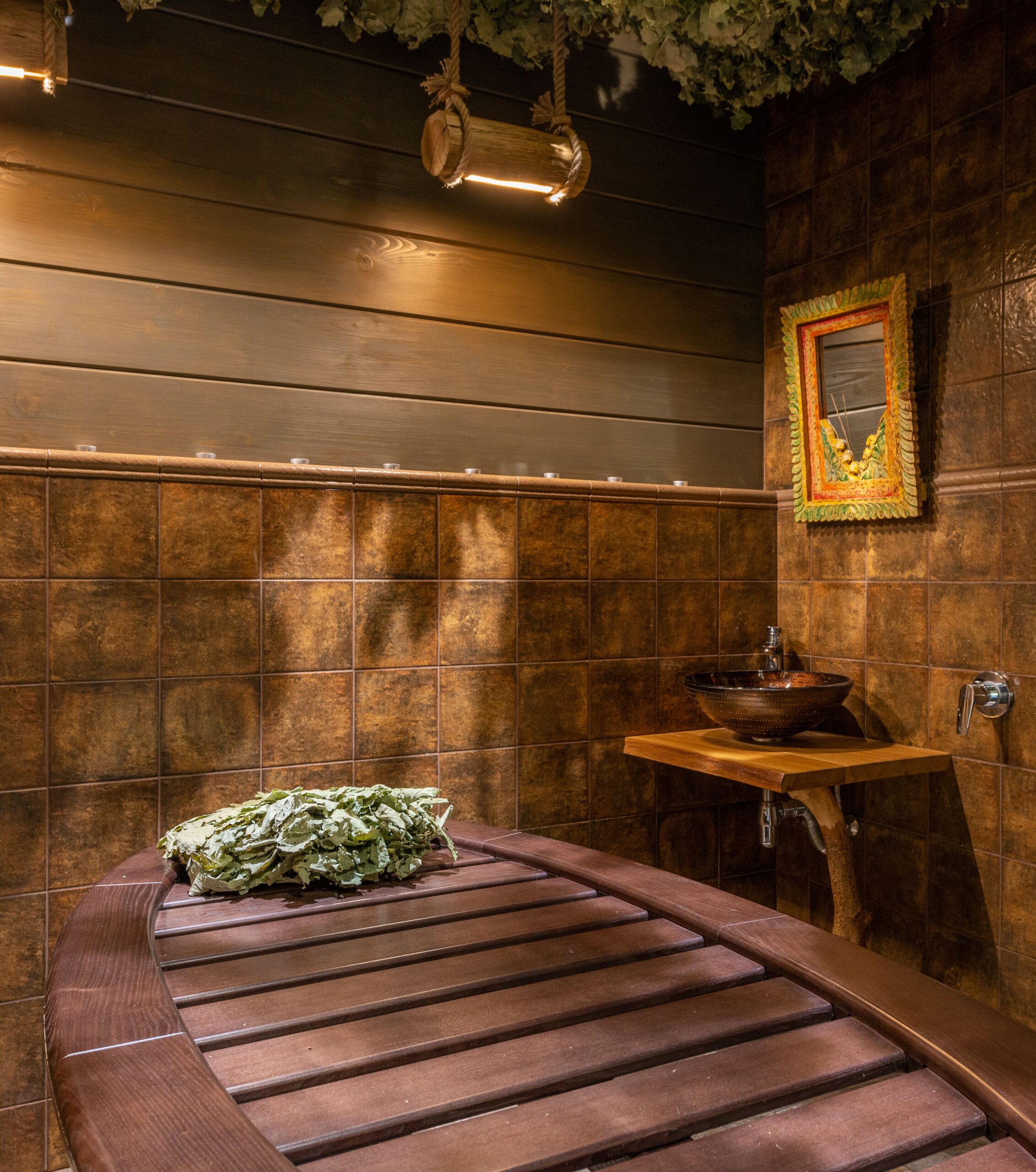 Intérieur d'un hammam carrelé dans un espace bien-être