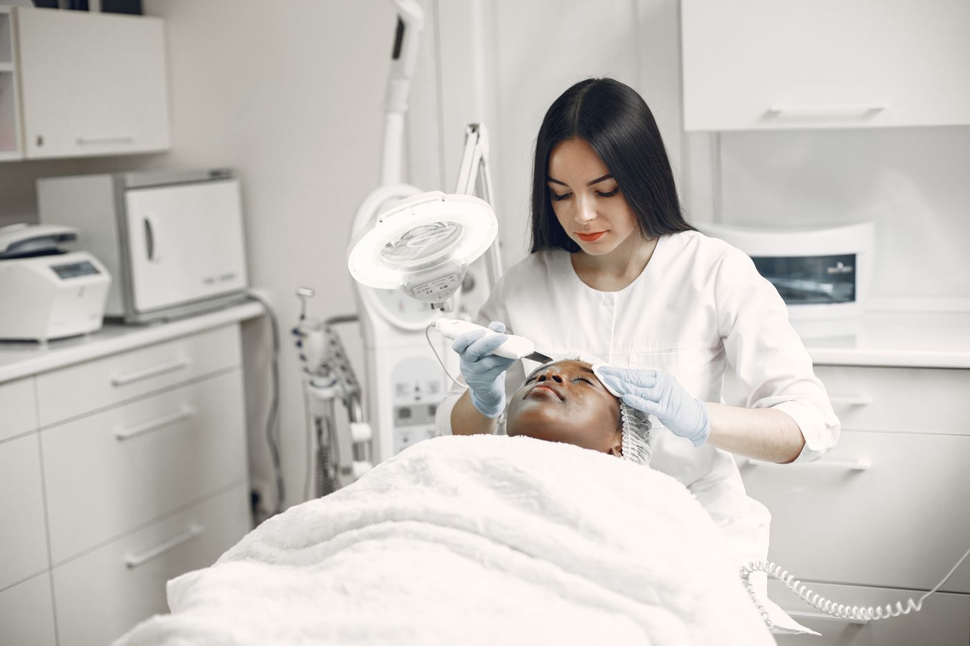 Microneedling en institut : cadre, hygiène et limites