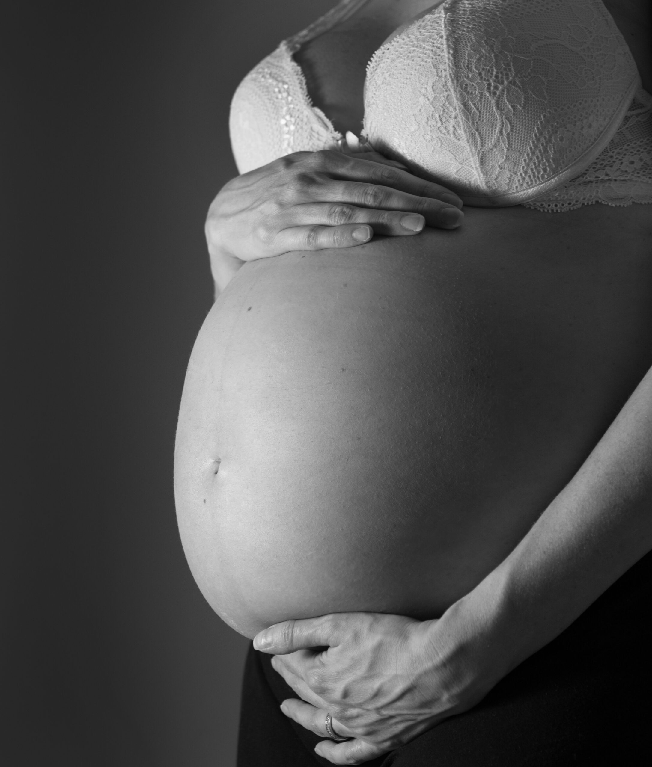 Massage prénatal (femme enceinte) : cadre, précautions et formation