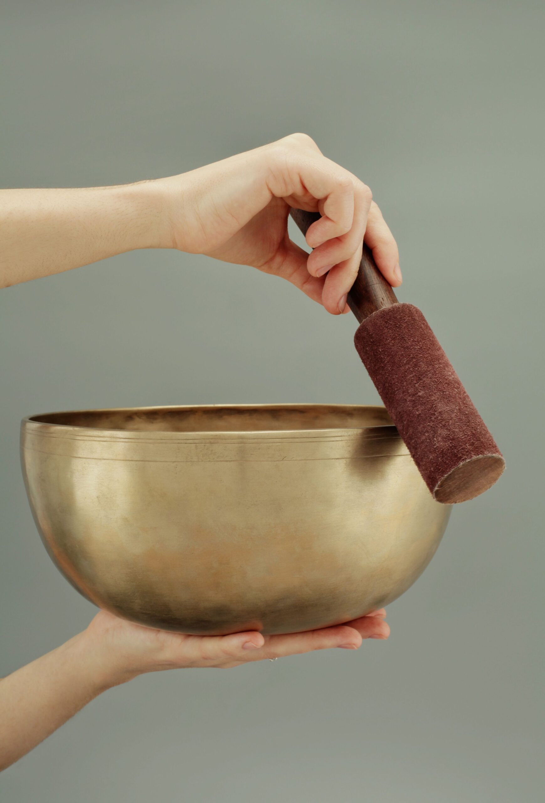 Bols chantants tibétains disposés pour une séance de sonothérapie