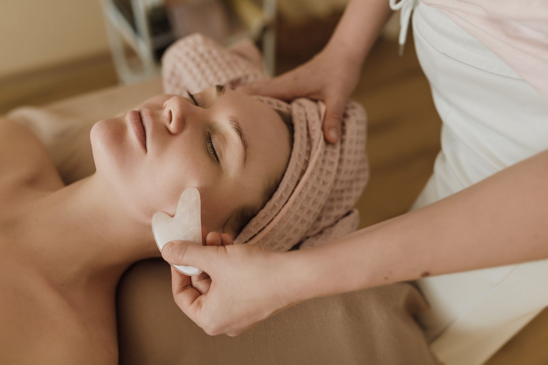Gua sha : soin du visage à la pierre, pratique, formation et cadre en France
