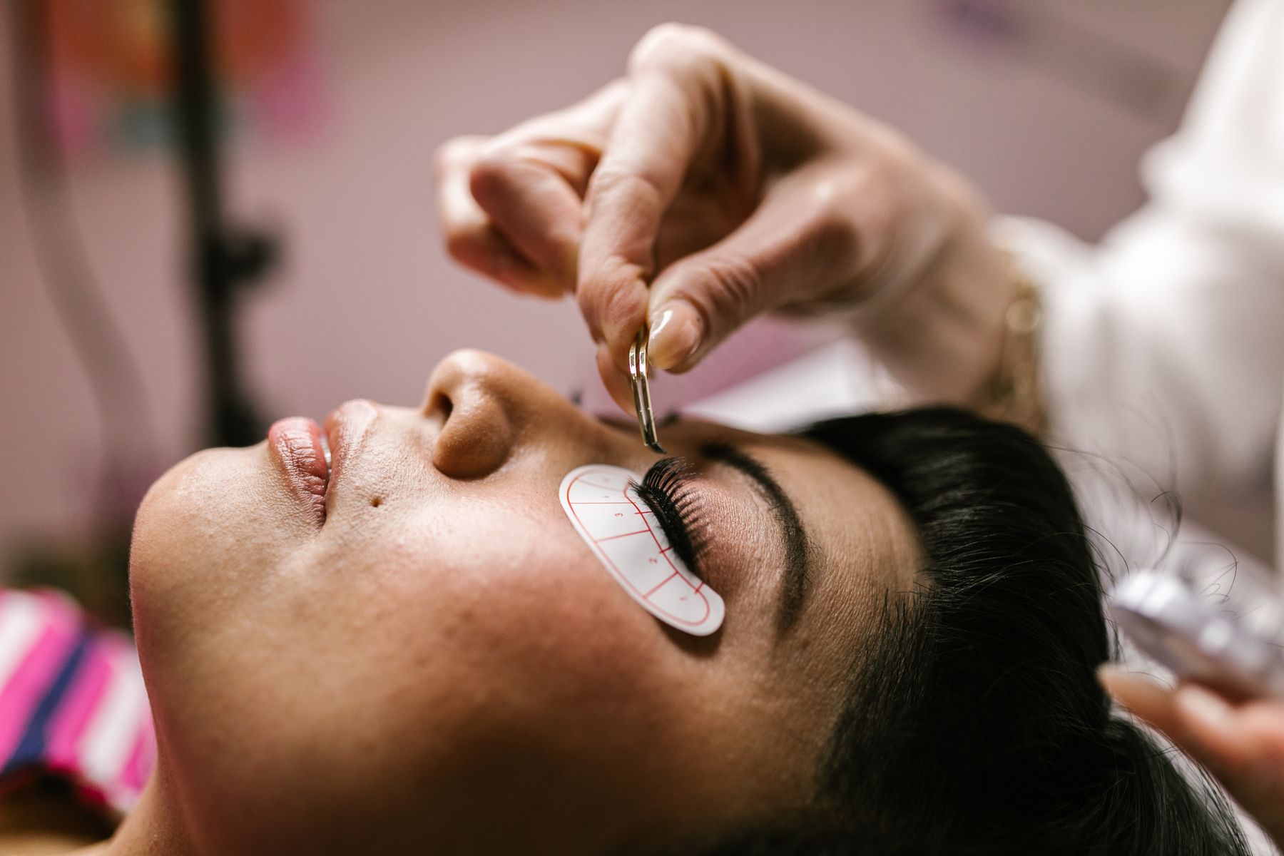 Rehaussement de cils : technique, formation et cadre en institut